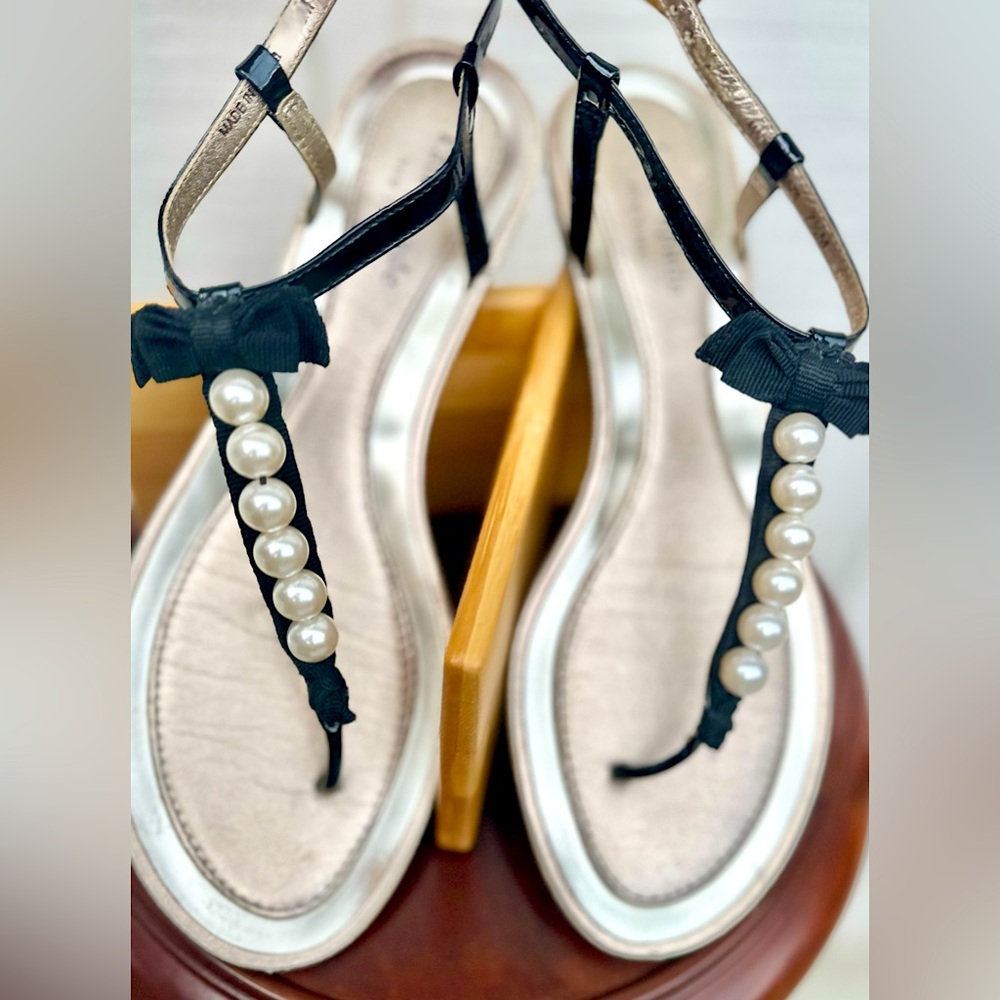 KATE SPADE Women’s Black Patent Leather Thong Flat Sandals Pearls Bow; 7.5